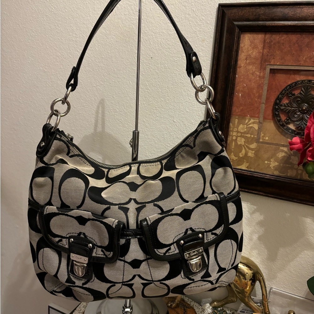 CoachBlackMonogramDaisy SignatureLogoPocketHobo.Black patent leather Trim.EUC